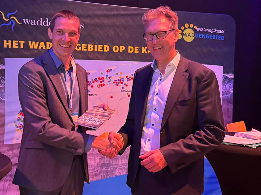 projectleider Sander Holthuijsen reikte het boekje uit aan secretaris-directeur van het Waddenfonds Geert Boesjes