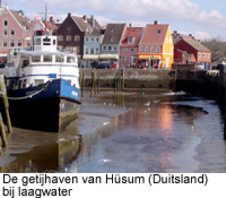 De getijhaven van Hüsum (Duitsland) bij laagwater. Klik op de afbeelding voor een vergroting.