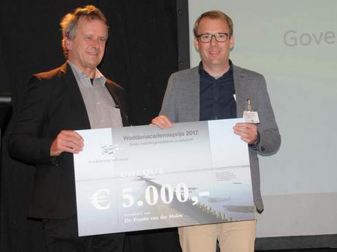 Hessel Speelman overhandigt de cheque aan Franke van der Molen