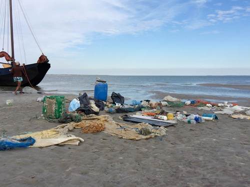 Plastic verzameld op een droogvallende plaat in de Waddenzee. Foto: Doe eens Wad