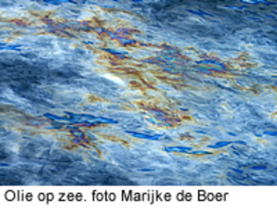 Olie op zee. foto Marijke de Boer
