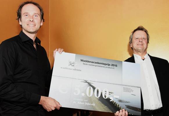 Allert Bijleveld ontvangt de prijs van Hessel Speelman. Foto: Haye Bijlstra.