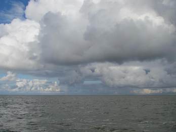 Wolken boven de Waddenzee. Foto: Thea Smit
