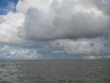 Wolken boven de Waddenzee. Foto: Thea Smit