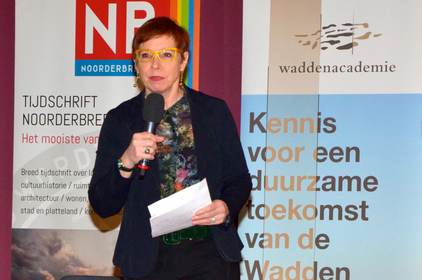 Tracy Metz, dagvoorzitter geeft een toelichting over de opzet van het symposium