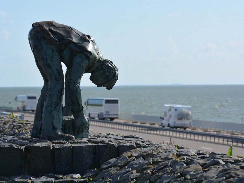 Monument stenenzetter bij de Vlieter op de Afsluitdijk. Foto: Katja Philippart
