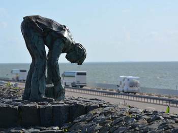 Monument stenenzetter bij de Vlieter op de Afsluitdijk. Foto: Katja Philippart