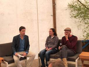 Wetenschapper en theatermaker op de bank met moderator Erik Willems Wetenschapper en theatermaker op de bank met moderator Erik Willems