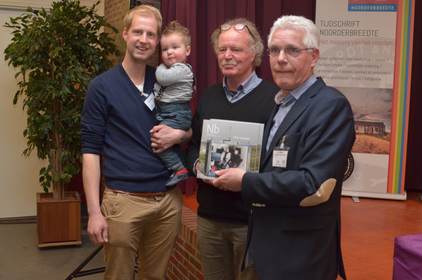 Het 1e exemplaar van het themanummer Zilte Vitaliteit werd aangeboden aan Remt, Pieter en Gilles Meijer, 3 generaties akkerbouwer