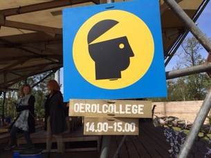 Aankondigingsbordje voor verdiepingsprogramma Oerol