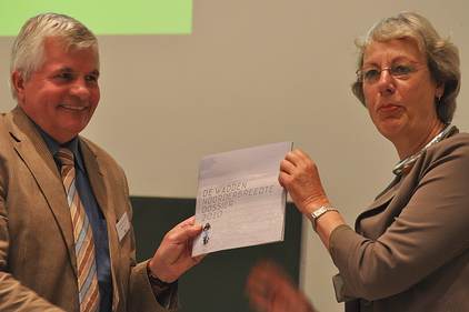 Overhandiging Dossier de Wadden door Margreeth de Boer