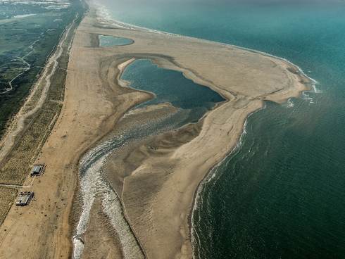 De zandmotor voor de kust van Zuid-Holland vanuit de lucht gezien. Foto: beeldbank RWS Joop van Houdt