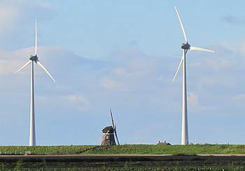 Windmolens oud en nieuw nabij de Eemshaven. Foto: Thea Smit