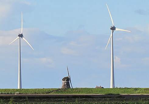 Windmolens oud en nieuw nabij de Eemshaven. Foto: Thea Smit
