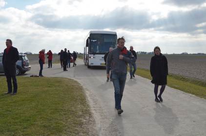 Voor de excursie werden de deelnemers in twee groepen naar de dijk gebracht