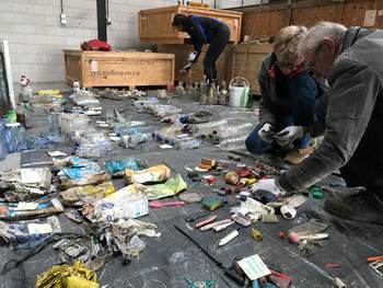 Onderzoekers sorteren afval afkomstig van het waddeneiland Griend. Foto: A van den Brink
