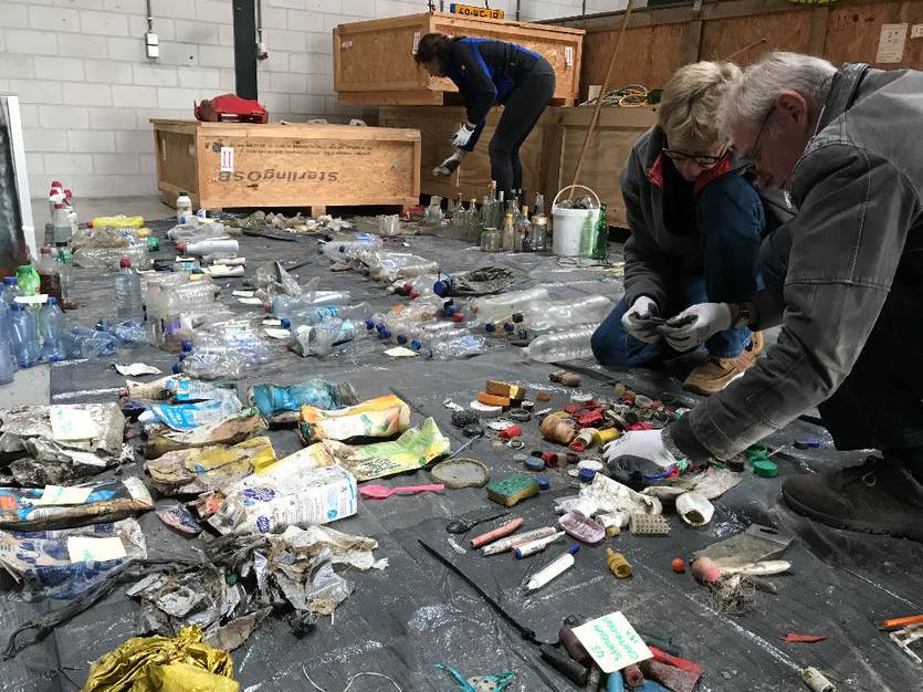 Onderzoekers sorteren afval afkomstig van het waddeneiland Griend. Foto: A van den Brink