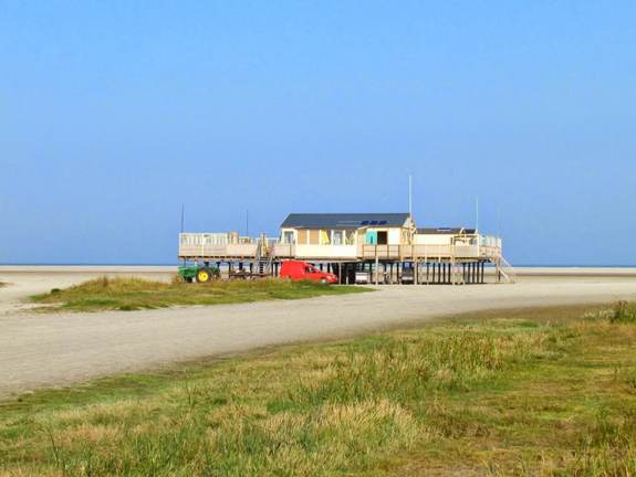 Een nog lege strandtent op het strand van Schiermonnikoog. Foto: TS