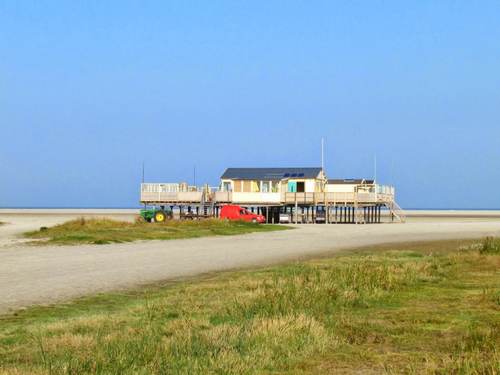Een nog lege strandtent op Schiermonnikoog. Foto: TS