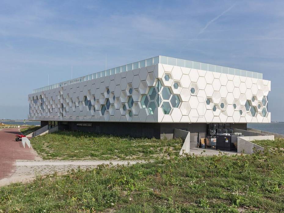 Afsluitdijk Wadden Center. Bron: Dominicus Johannes Bergsma (https://nl.wikipedia.org/wiki/Bestand:Kornwerderzand._(d.j.b.)_32.jpg)