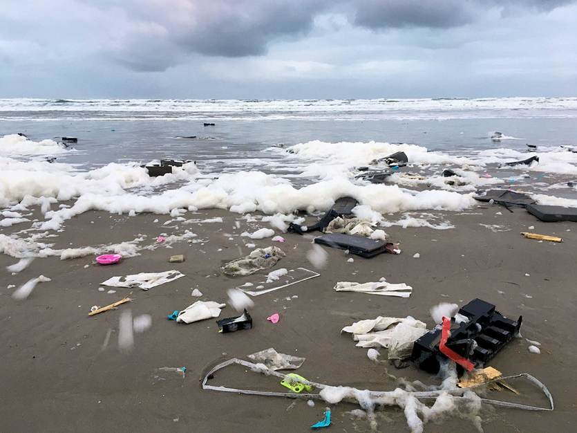Afval van MSC Zoe op het strand. Foot: Ritzo ten Cate