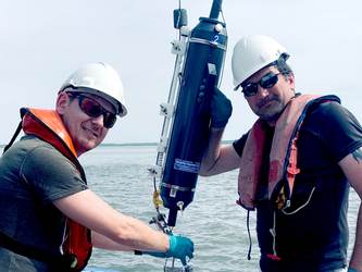 De onderzoekers nemen een watermonster. Foto: Universiteit Utrecht