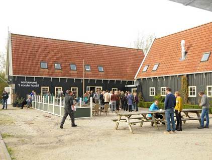 Na de mist in de ochtend werd in het zonnetje de koffie buiten geserveerd