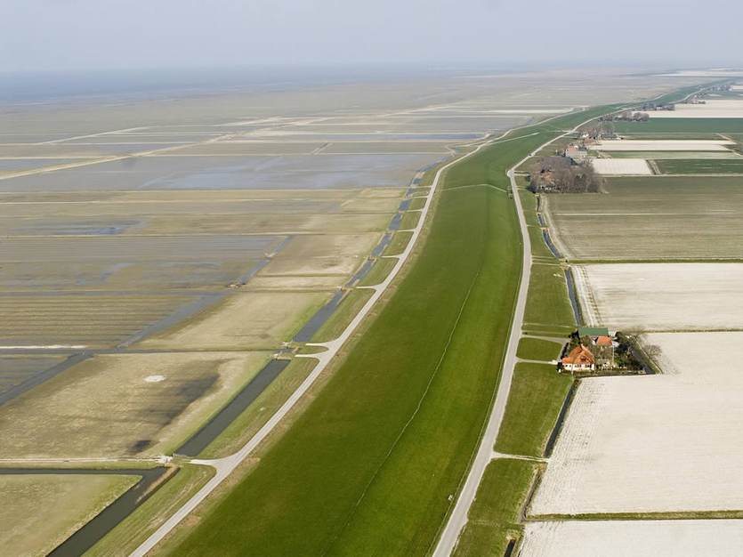 Luchtfoto van de dijk bij Ferwert. Foto: Joop van Houdt. Beeldbank RWS