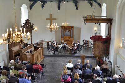 De Godeharduskerk midden in het dorp was het decor voor een bijzonder muziekstuk FOTO: Zwanette Jager
