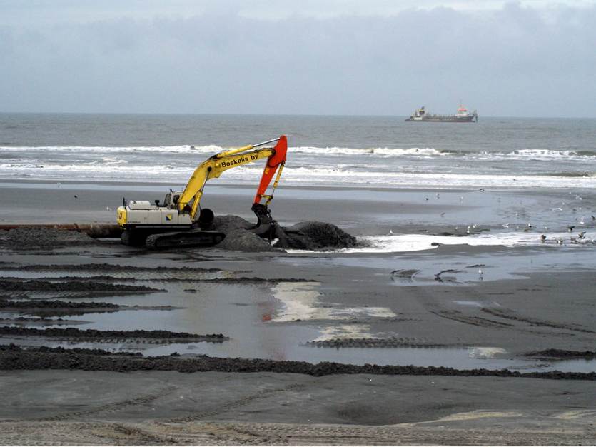 Zandsuppletie Ameland 2010. Bron: https://beeldbank.rws.nl, Rijkswaterstaat