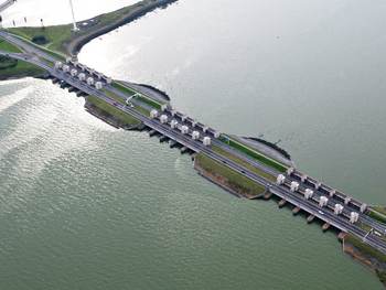 Spuisluizen in de Afsluitdijk bij Den Oever. Foto: Joop van Houdt, via beeldbank RWS