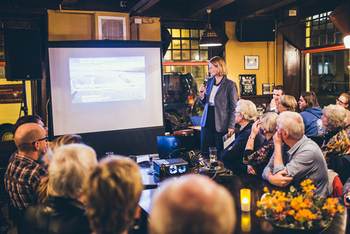 Katje Philippart tijdens haar lezing bij het Café van de Kleine Wetenschap. Foto: Hans Jellema.