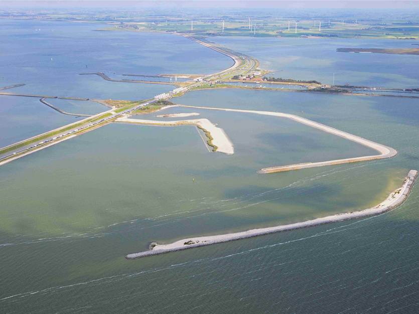 Luchtfoto van de vispassage Afsluitdijk. Foto: Topview