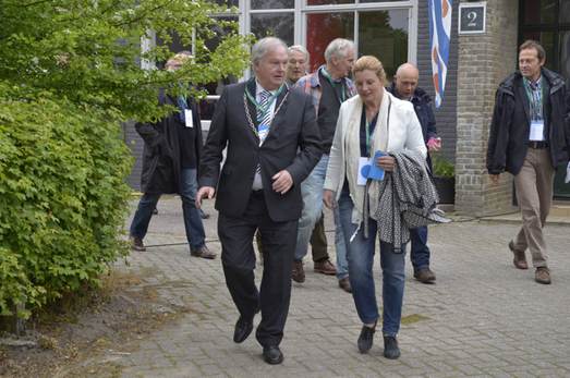 Burgemeester Wil van den Berg van Ferwerderadiel op weg naar de  opening
