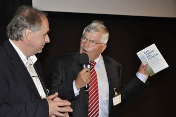 Pavel Kabat en Hendrik Oosterveld tijdens de overhandiging van het boek