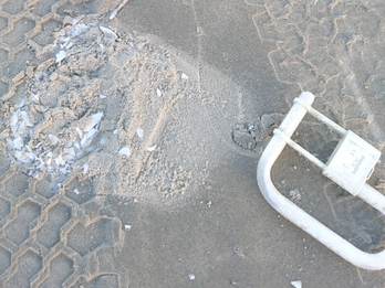 Restant van een tl-lamp, verbrijzeld op het strand van Vlieland. Foto: Cora de Leeuw