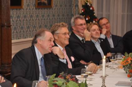 Diner voor genodigden in de zaal van het Huis voor de Wadden