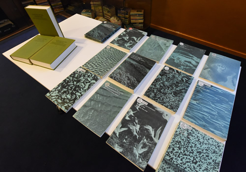 Als eerste gedigitaliseerd in de Waddenbibilotheek: het standaardwerk W.J. Wolff, 'The Ecology of the Wadden Sea' Balkema Uitgevers Rotterdam (1983). Foto: Haye Bijlstra.