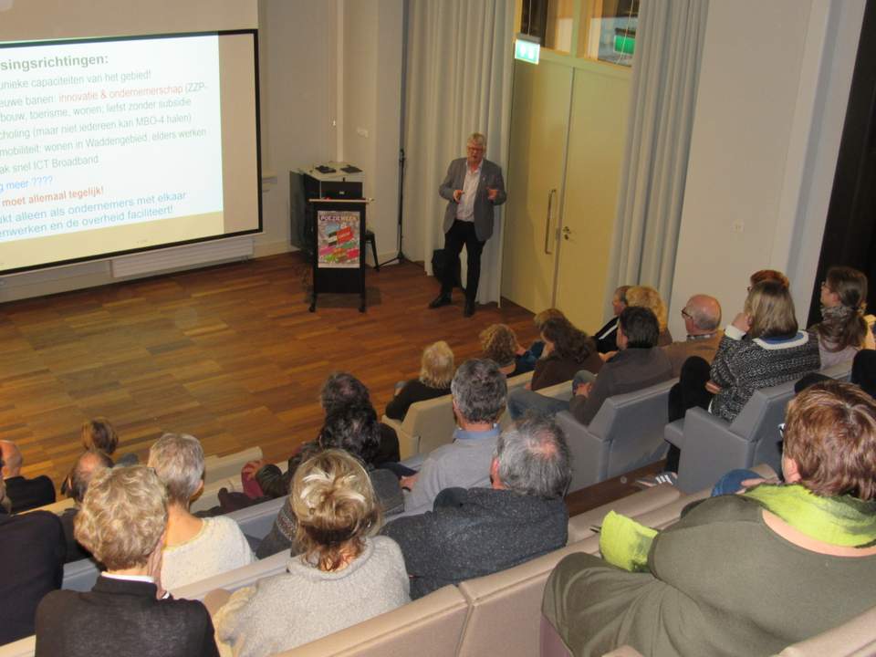 Jouke van Dijk tijdens zijn lezing bij de Helderse Volksuniversiteit