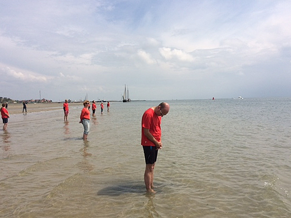 Publieksparticipatie op het strand West Noordsvaarder voor project van Sarah Cameron Sunde