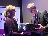 Luc Kohsiek met Jacqueline Schrijver, gespreksleider van de avond. Foto: Robert Kalverda.