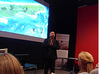 Joop Mulder tijdens zijn WadBlik presentatie. Foto: Filminfriesland