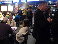 Publiek in de foyer tijdens de laatste WadBlikavond over Oerol. Foto: Filminfriesland
