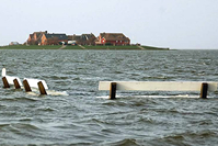 Afb.1 Een Warft (terp) op het Duitse Waddeneiland Hooge tijdens de stormvloed van 2007. Bron: DPA.