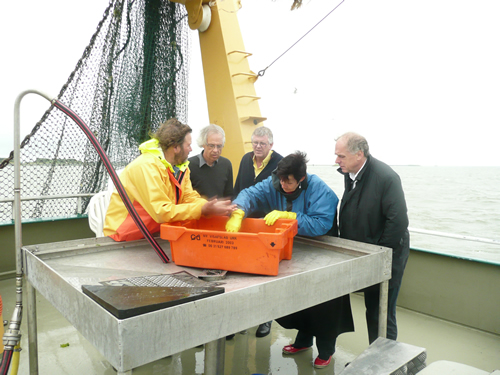 Schipper Jan Rotgans geeft uitleg aan het bestuur