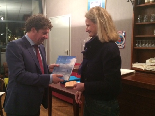 Klaas Kielstra  ontvangt het rapport uit handen van Katja Phillippart