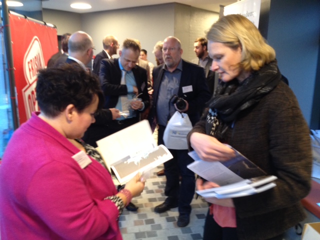 Sharon Dijksma receives first copy of the publication from Katja Philippart.