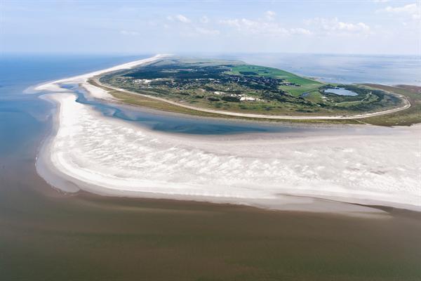 [Translate to english:] Schiermonnikoog vanuit de lucht. Foto: Beeldbank RWS Joop van Houdt.
