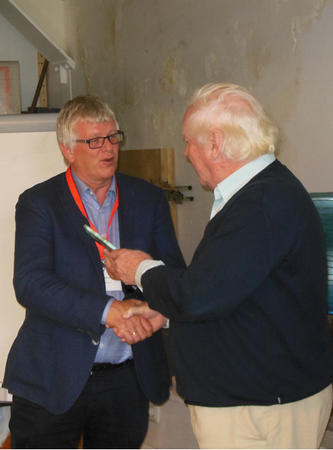 Jouke van Dijk neemt het boekje in ontvangst uit handen van Wouter van Dieren. Foto: Kim Nackenhorst.