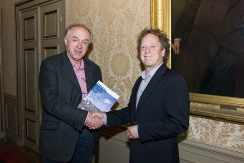 Theo Mulder, directeur onderzoeksinstituten van de KNAW, ontvangt het jaarverslag uit handen van Pavel Kabat, voorzitter van de Waddenacademie (Foto: Alexander Tromp)